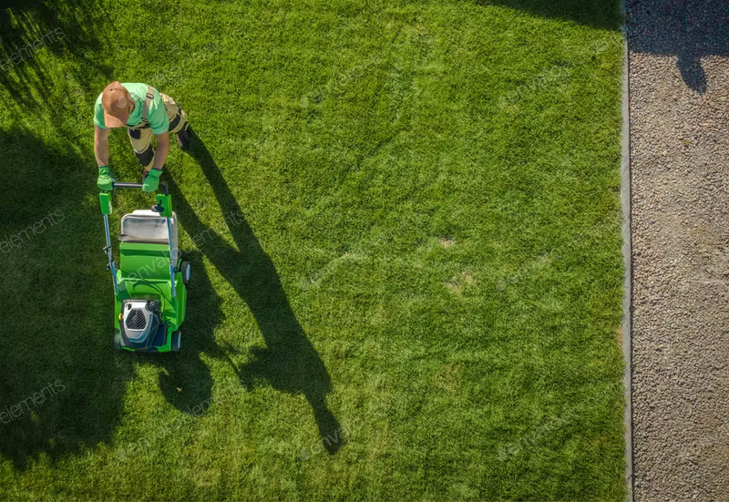 gardener_moving_lawn_22908